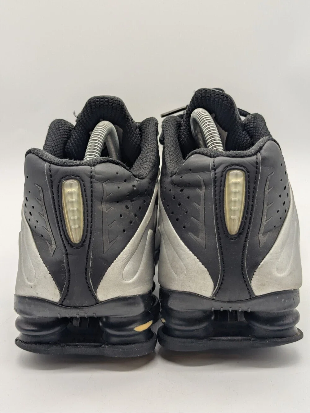 Nike Shox R4 Black Metallic Silver Shoes Mens Size 8.5 / Women's 10 104265-045